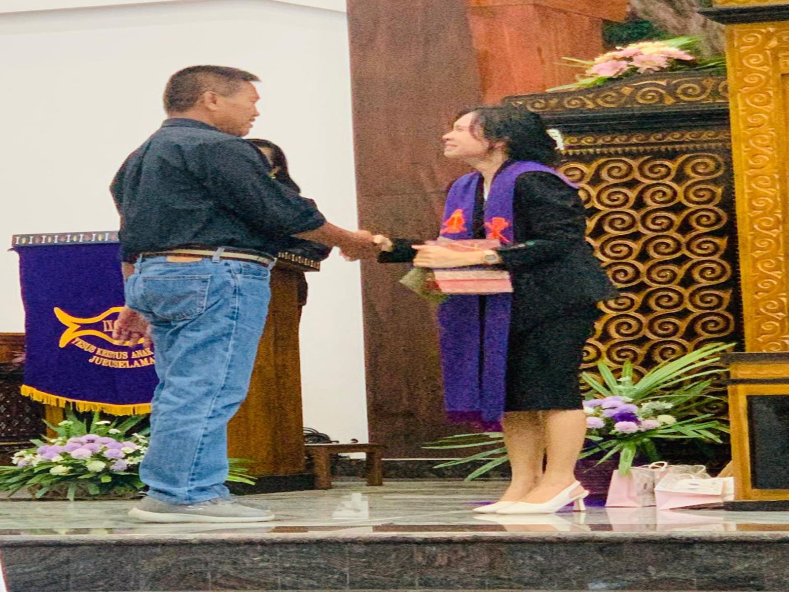 Penyerahan Bingkisan Tenaga Magang
